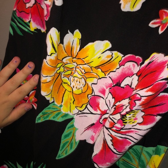 Old navy black and flowered tank top blouse - Picture 3 of 3